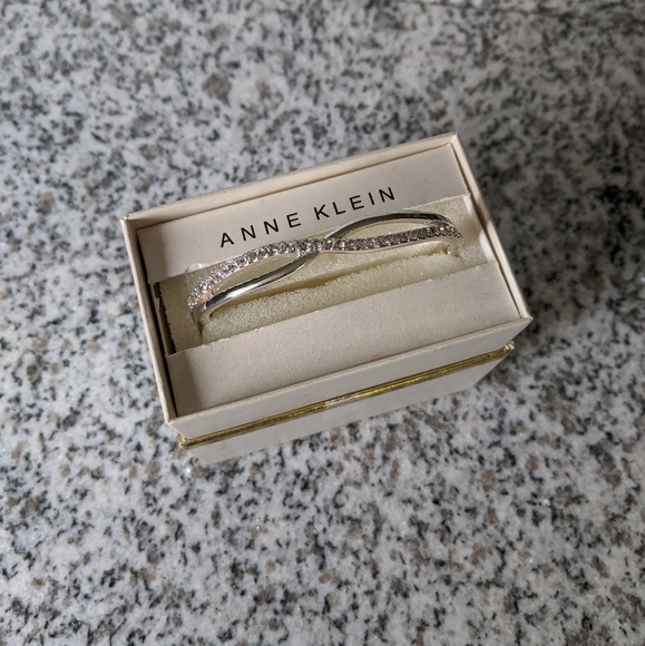 ANNE KLEIN cross cross bangle / bracelet - Picture 2 of 6